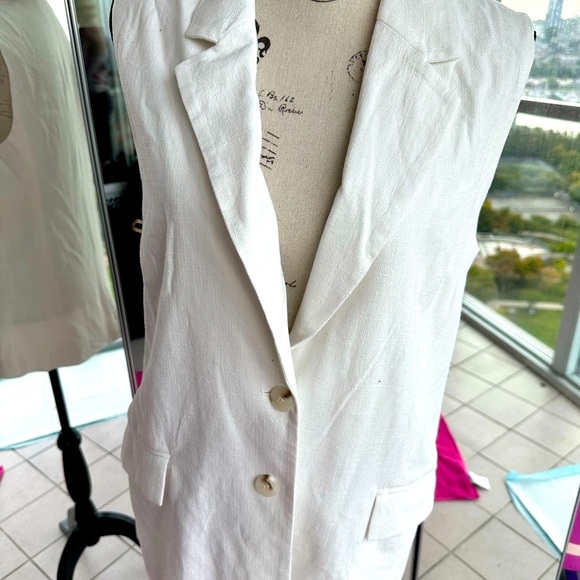 Chic Women's Cream Sleeveless Blazer - Picture 9 of 10